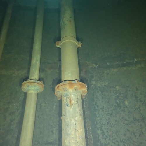 Sprinklertank-Inspektion: Stahltank, 20 Jahre – Sprinklersystem Rohrschellen Flansch Stark Korrodiert Bodensicht Sedimente